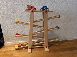 Holz-Kugelbahn mit Autos und Blumen