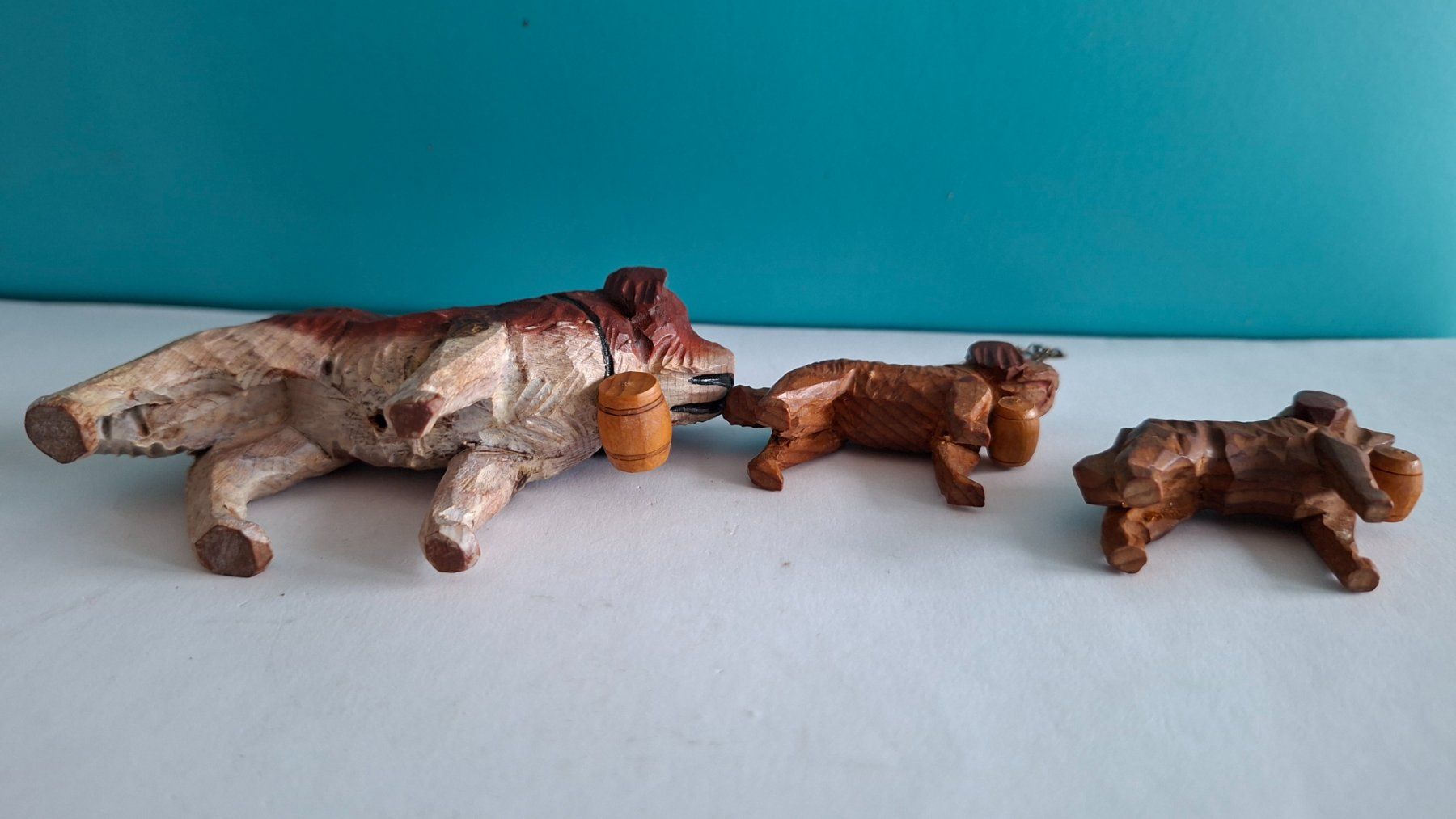 Statuette: 3er Set geschnitzte Bernhardiner Hunde Holzfiguren – Usato da Opfikon venduto da Diversamente 5