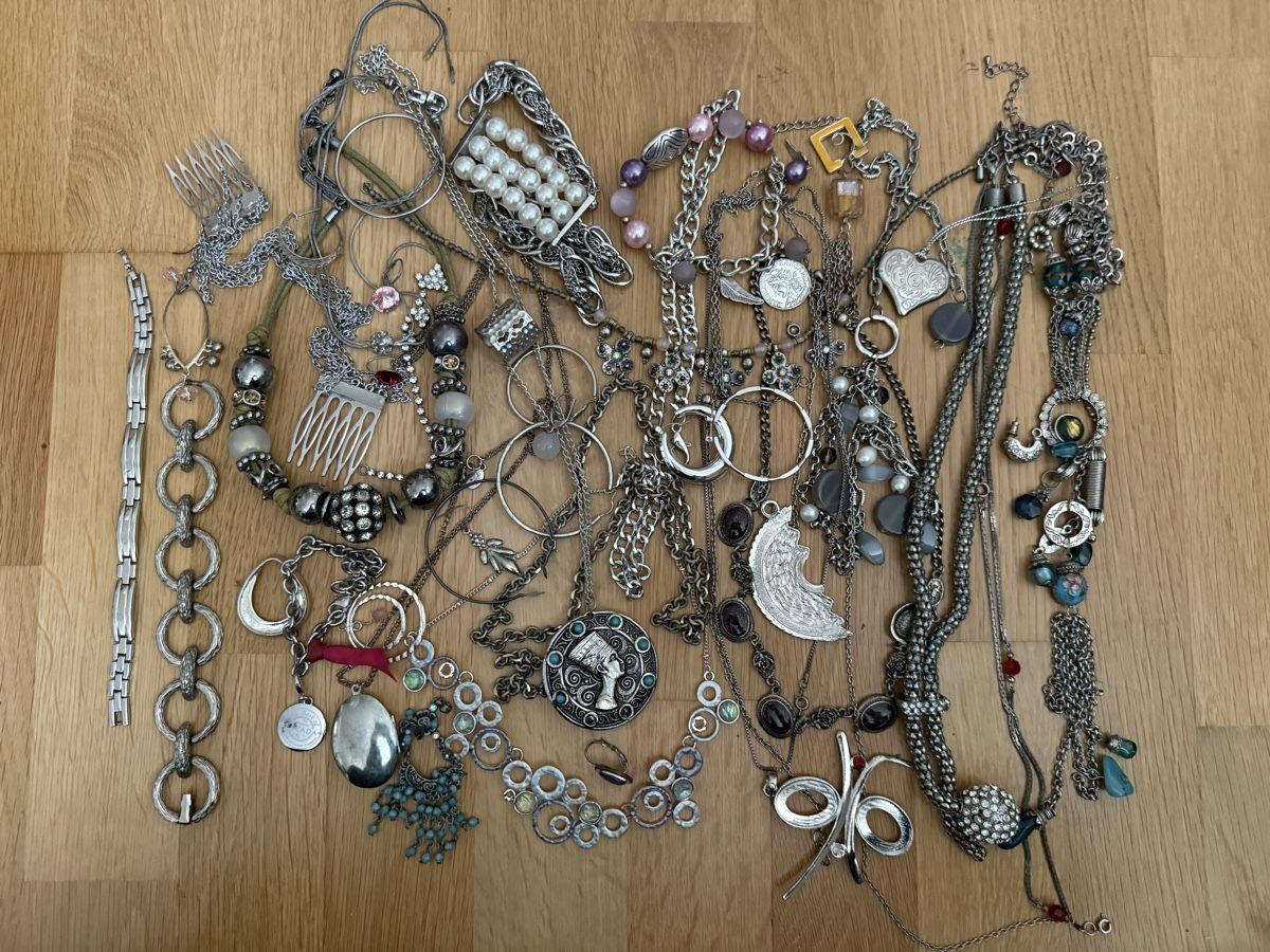 Altri gioielli: Schmuck Konvolut, Modeschmuck / Bastlerware, silberfarben – Difettoso da Dachsen venduto da Lor_sch