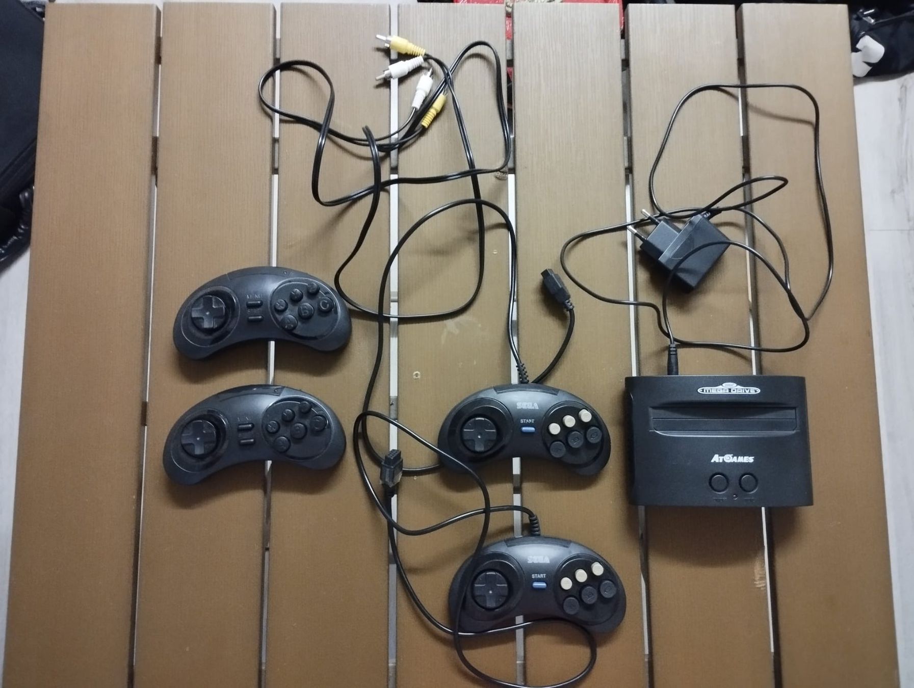 Sega Console: Originale Sega Mega Drive Konsole inkl. 4 Kontroller – Nuovo (secondo la descrizione) da Lupfig venduto da Danijx