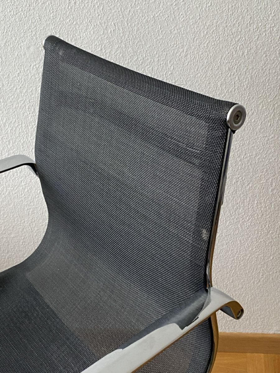 Stühle: Schwarzer Bürostuhl im Vitra / Eames EA Stil – Gebraucht aus Luzern von  4
