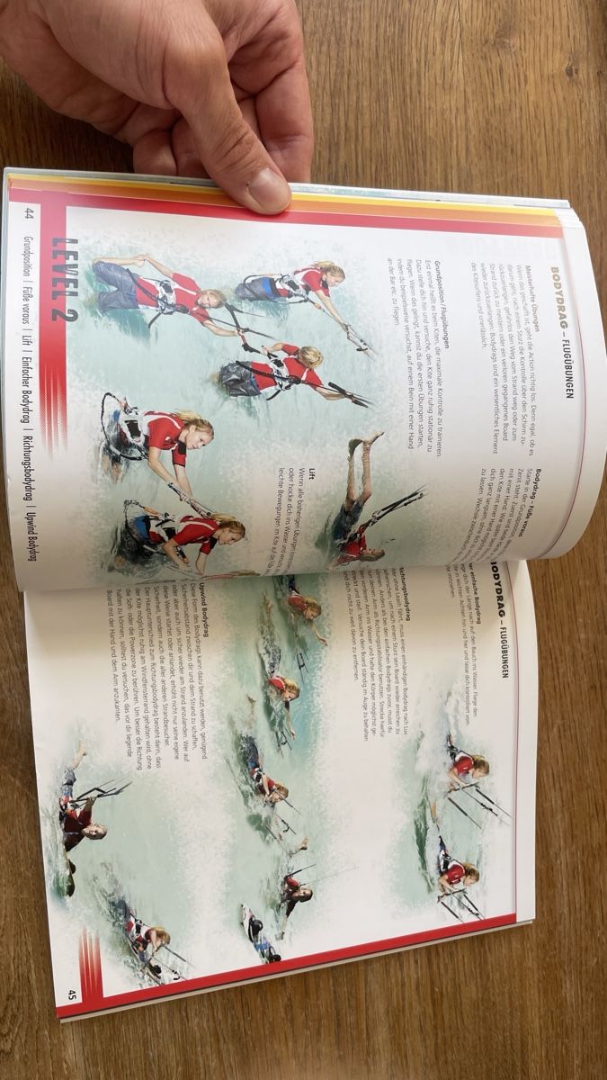 Libri: Kiteboarding Work- und Stylebook  – Nuovo (secondo la descrizione) da Silvaplana venduto da Cassano7 1