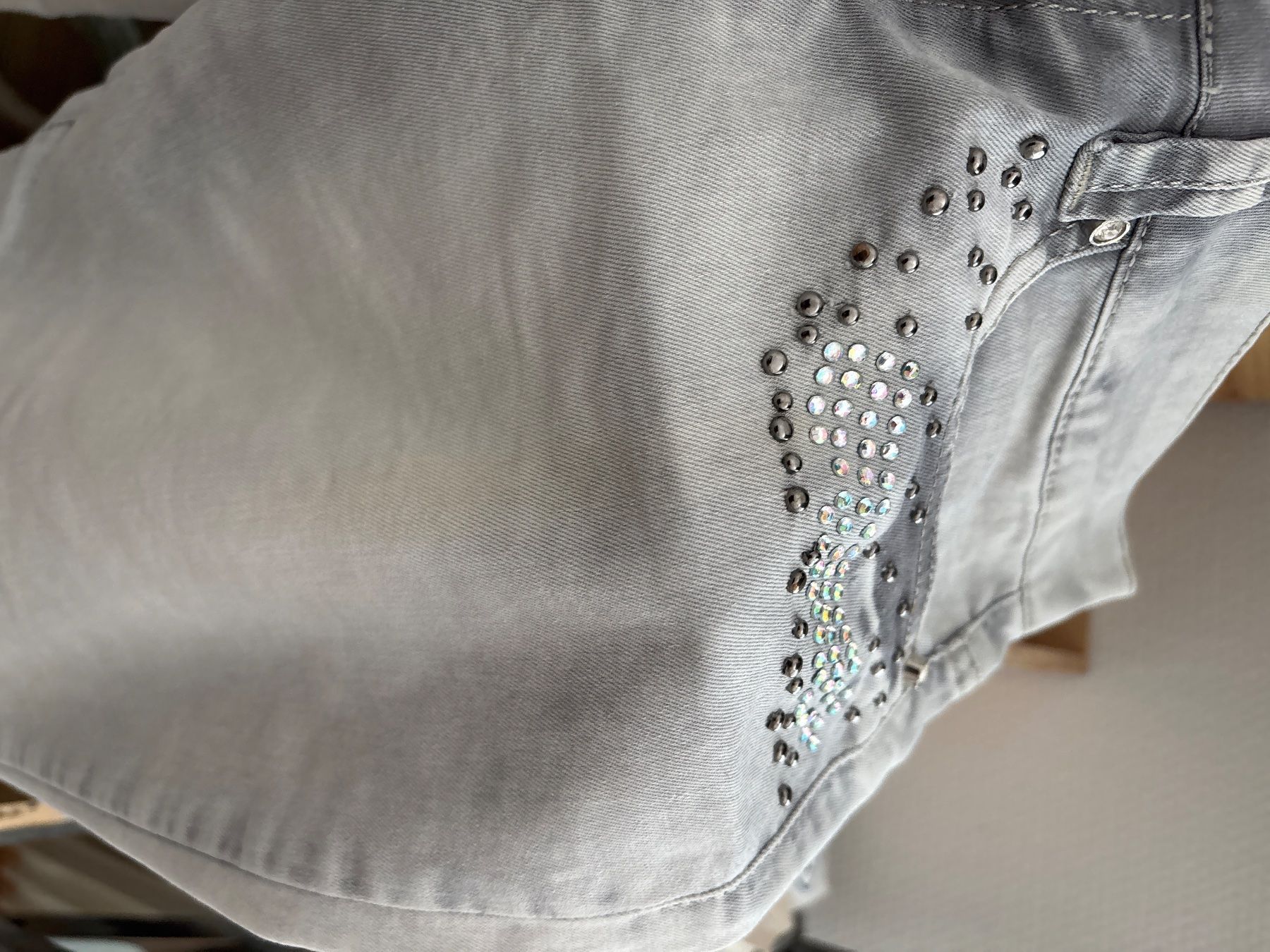 Jeans: Jeans grau Gr. 36 mit Steinen – Nuovo (secondo la descrizione) da Kaltbrunn venduto da Modern 1