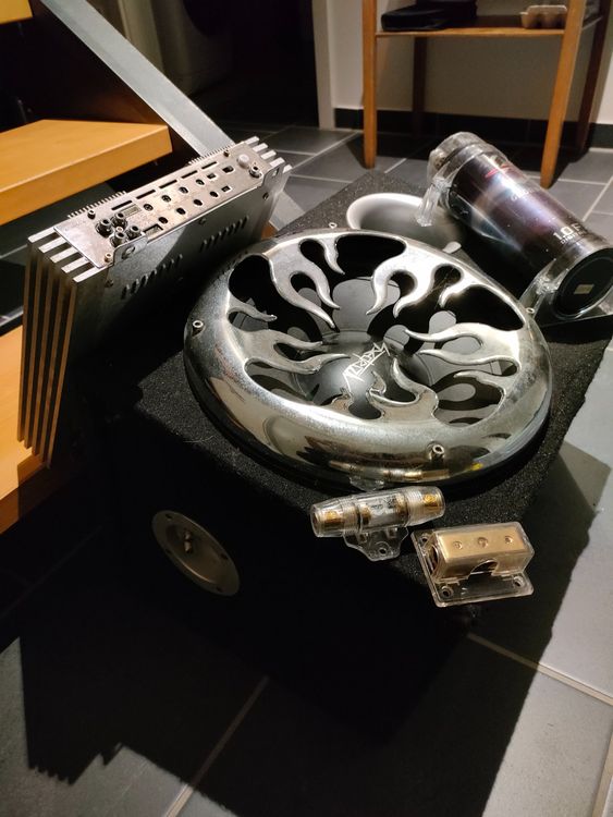 Subwoofer inkl. Verstärker und Kondensator für Auto Kaufen auf Ricardo