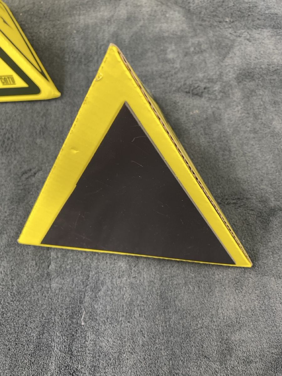 Insegne: Warnpyramiden für Hochspannung magnetisch – Usato da Hägglingen venduto da Karin0802 8