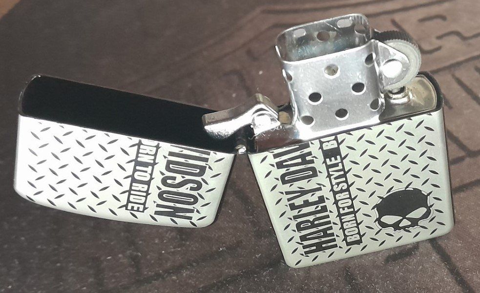 Accendini: Briquet kérosène Harley Davidson Skull – Nuovo e nell'imballaggio originale da Allens venduto da MADE.IN.ROCK.N.ROLL 1