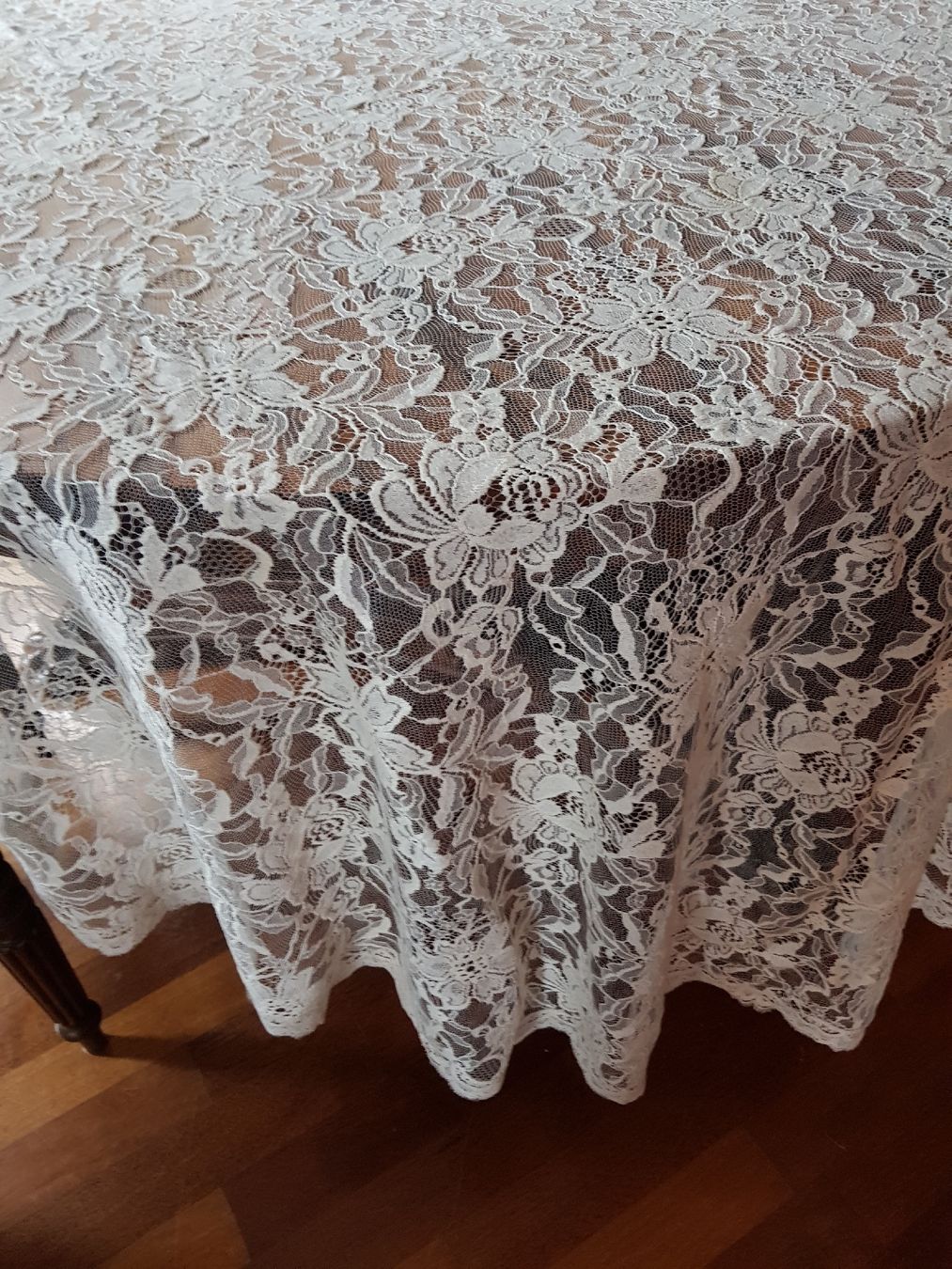 Stoffe: Tischtuch Spitze oval  – Gebraucht aus Gersau von kunst-online