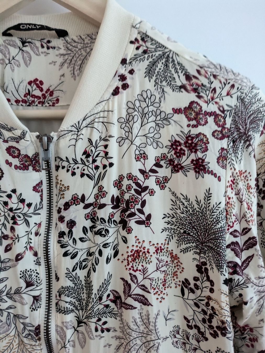 Only Jacken: Bomberjacke ONLY blumenmuster Grösse 34  – Gebraucht aus Rorschach von olg_5qq2 2