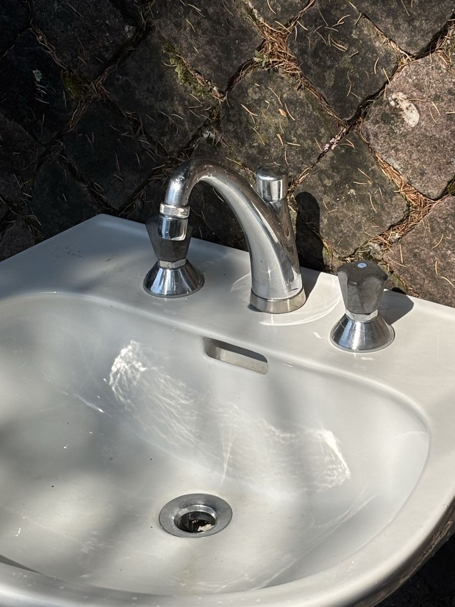 Mobili per bagno: Waschbecken mit Armaturen – Usato da Zürich venduto da Flo021000 2