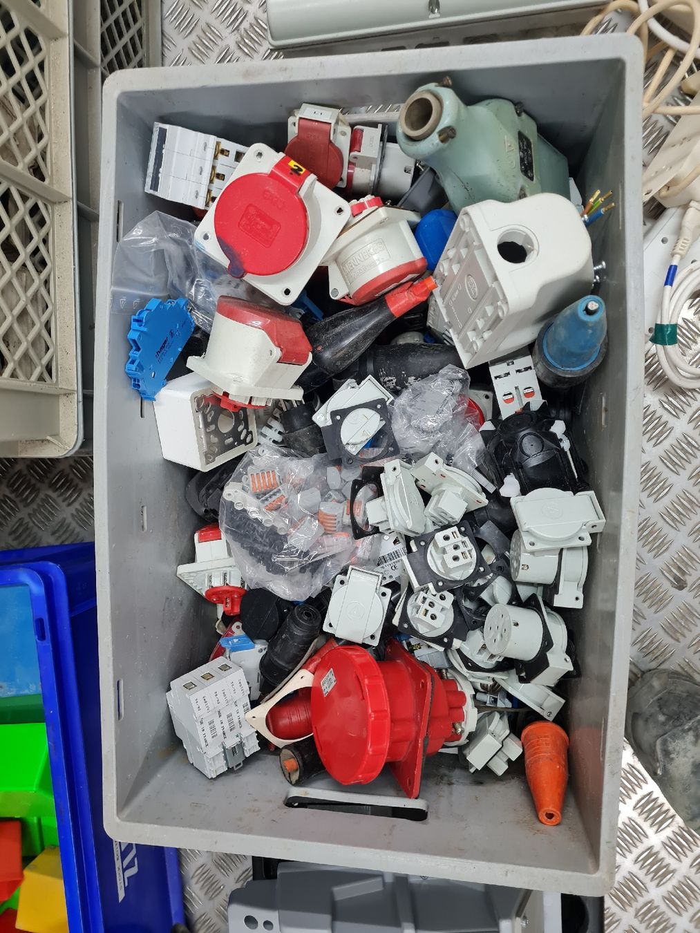 Alimentation électrique: divers matériels électriques  – D'occasion à Villarepos par jerjer22