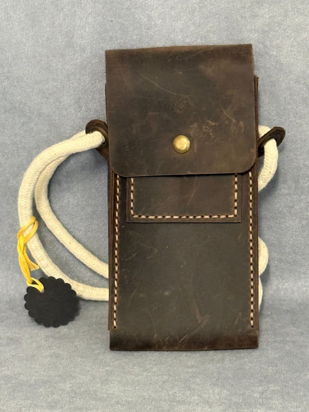 Taschen: Leder Handy Umhängetasche, 50 % Rabatt aus Sortimentswechsel – Neu (gemäss Beschreibung) aus Wil SG von Rost2023