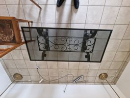Schöner Wohnzimmertisch mit Glasplatte und Metallfuss