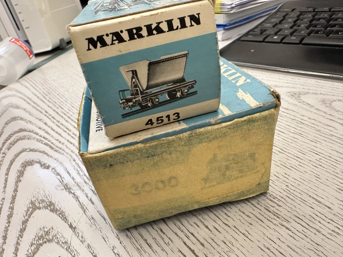 Märklin Modelleisenbahnen: Märklin 3000 4513 Kipplorenzug – Gebraucht aus Lupsingen von New-Haven 3