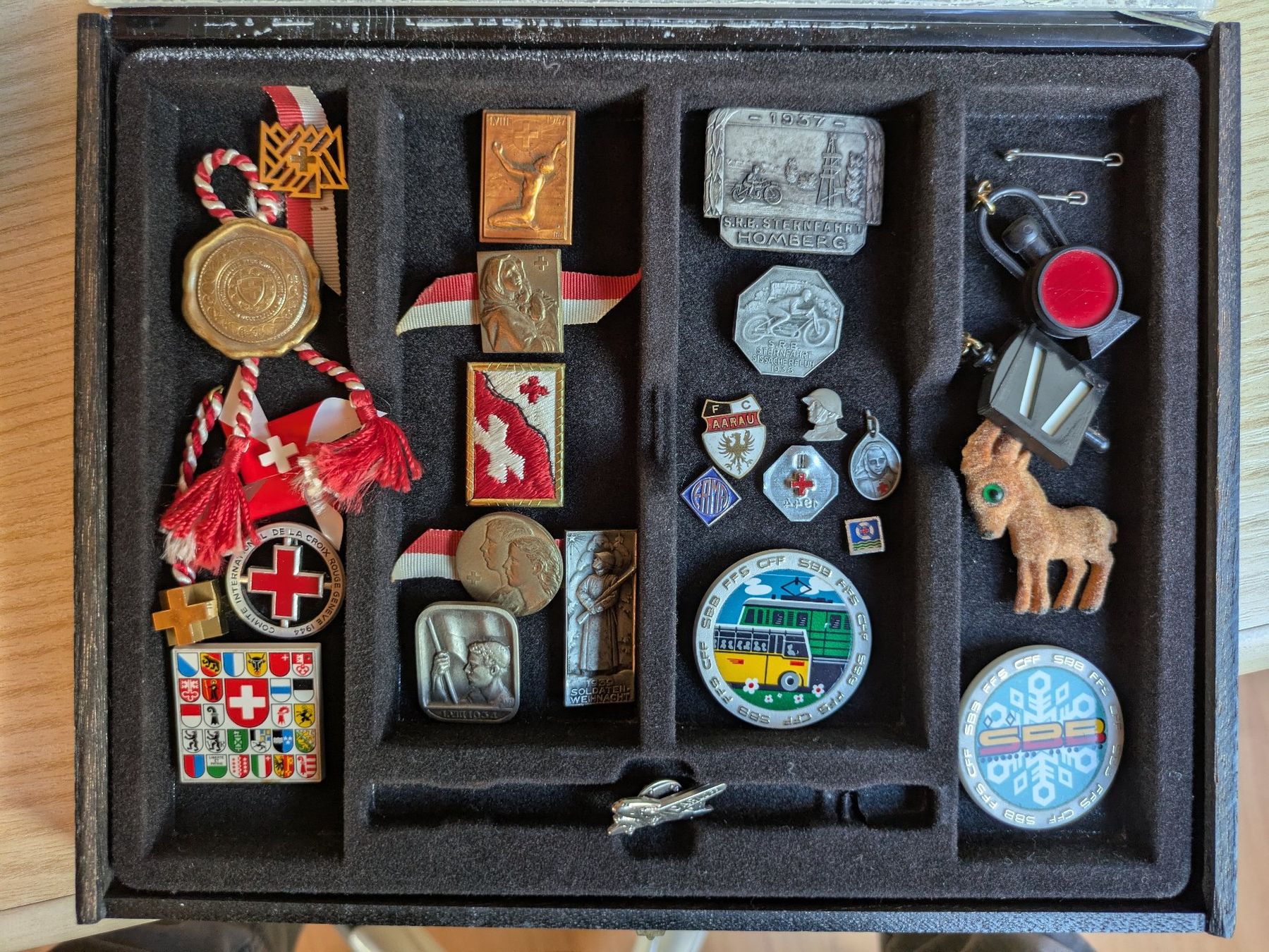 Spille & Fermagli: Sammlung historischer Schweizer Abzeichen & Pins – Usato da Buchs venduto da herom56