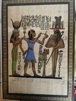 Bild mit ägyptischen Gottheiten und Hieroglyphen auf Papyrus