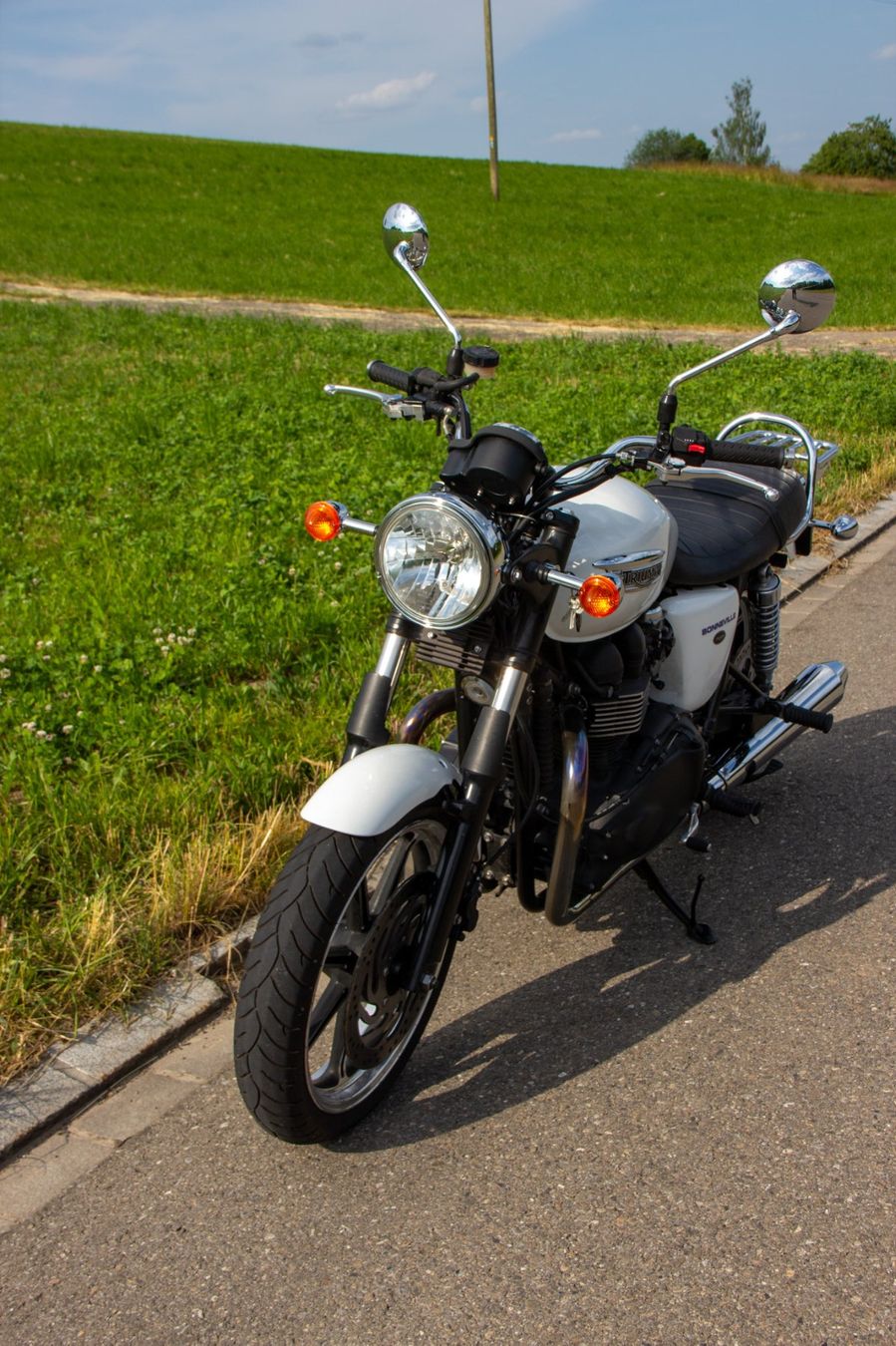 Triumph Strada: Triumph Bonneville weiss – Usato da Zürich venduto da Bear7 5