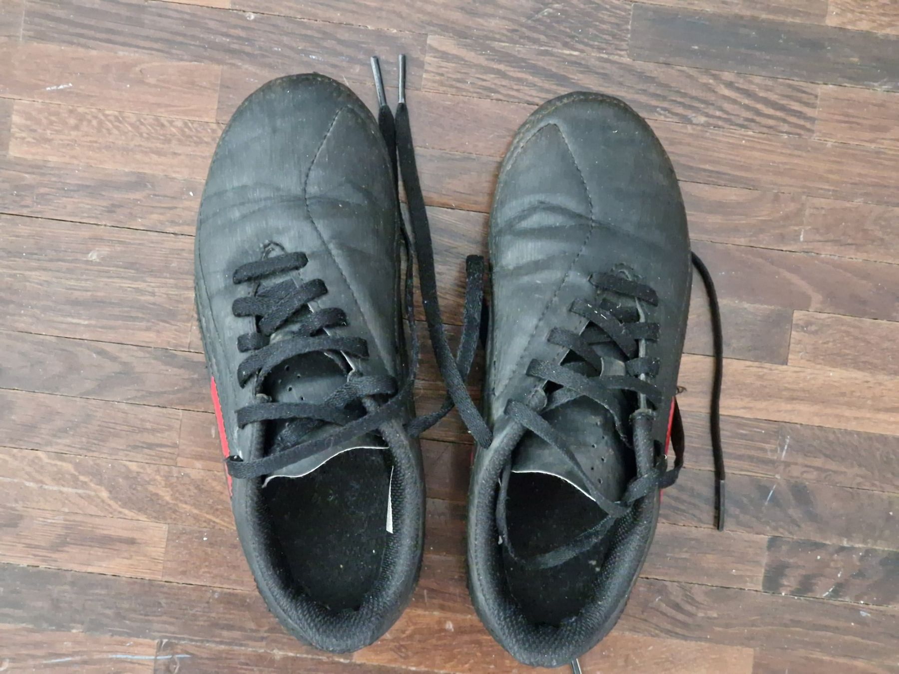Adidas Scarpe per ragazzi: Fussballschuhe von Adidas Gr. 33 – Usato da Zürich venduto da Pemberleys 1