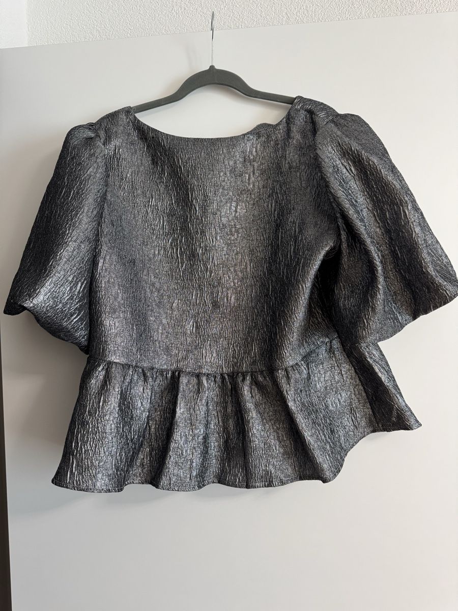 H&M Camicette: Silberfarbige Bluse mit Puffärmeln von H&M – Nuovo (secondo la descrizione) da Sulgen venduto da a_fonsi 1