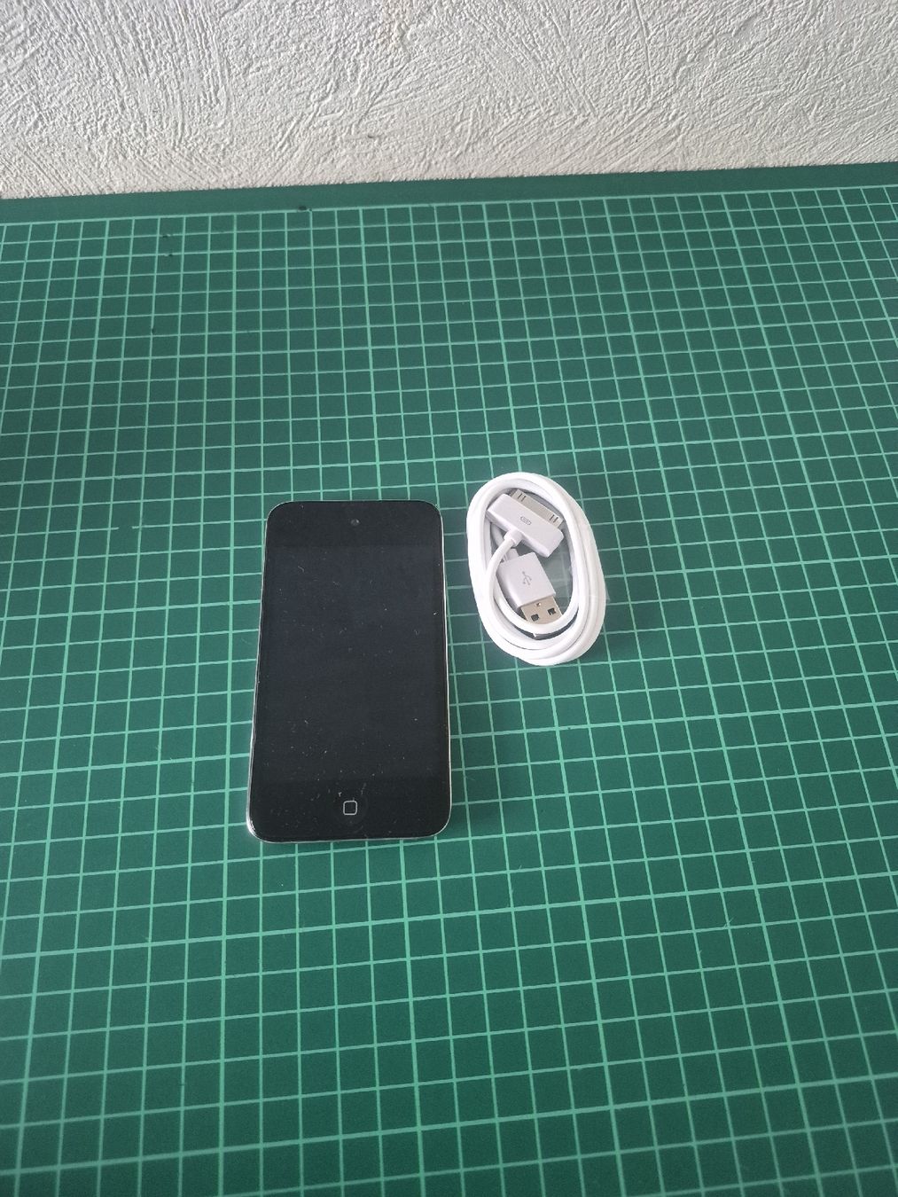 Apple Lecteur media portable: iPod Touch 4th Gen 32GB with Cable good condition – D'occasion à Meyrin par Retro-GZ 1