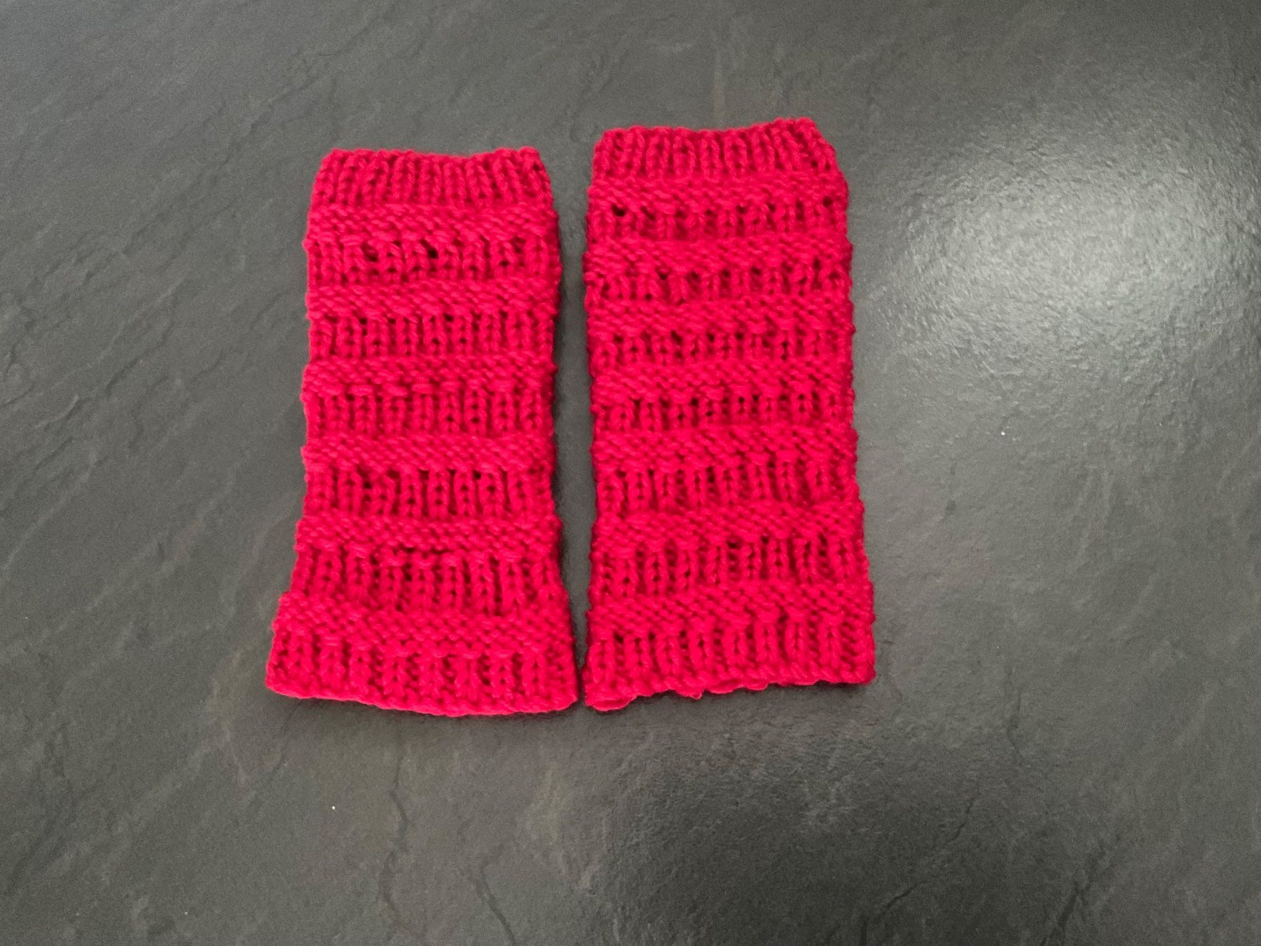 Guanti & manicotti: Handgestrickte Pulswärmer Amedisli Rot – Nuovo (secondo la descrizione) da Wetzikon ZH venduto da FeeF