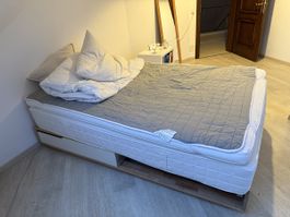 Bett mit Matratze