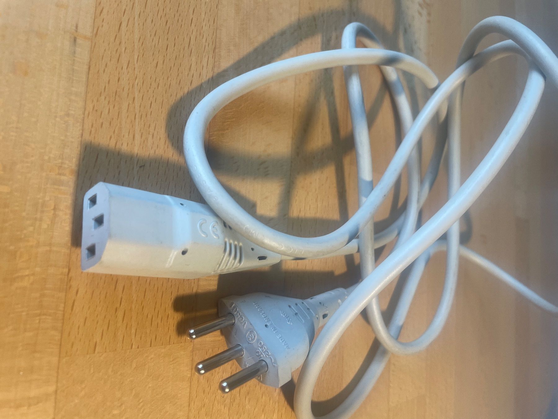 Cavi: Universal Netzkabel 230 Volt – Usato da Matzingen venduto da carola71