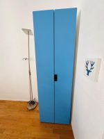 Kinder Kleiderschrank blau mit Tablaren und Körben gut
