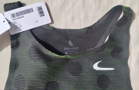 Schwarzgrünes Top (Nike), Gr. S, neu mit verschmiertem Logo