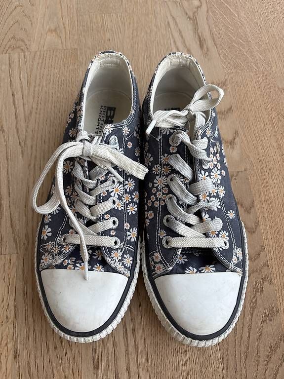 Schuhe für Mädchen: Stoffschuhe Blumen Gr.37 – Gebraucht aus Schüpfen von norge84