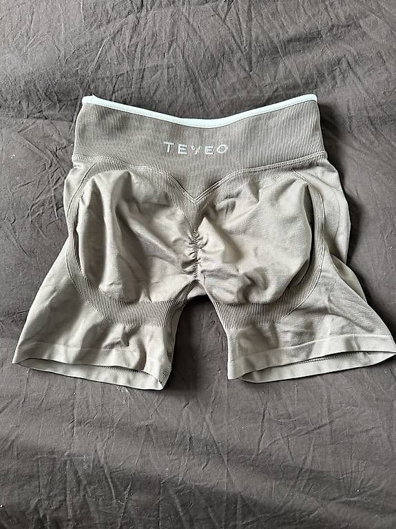 Teveo Leggings: SHORT TEVEO CONTRASTLINE SCULPT SCRUNCH – Usato da Ecublens VD venduto da cha_yty2 1