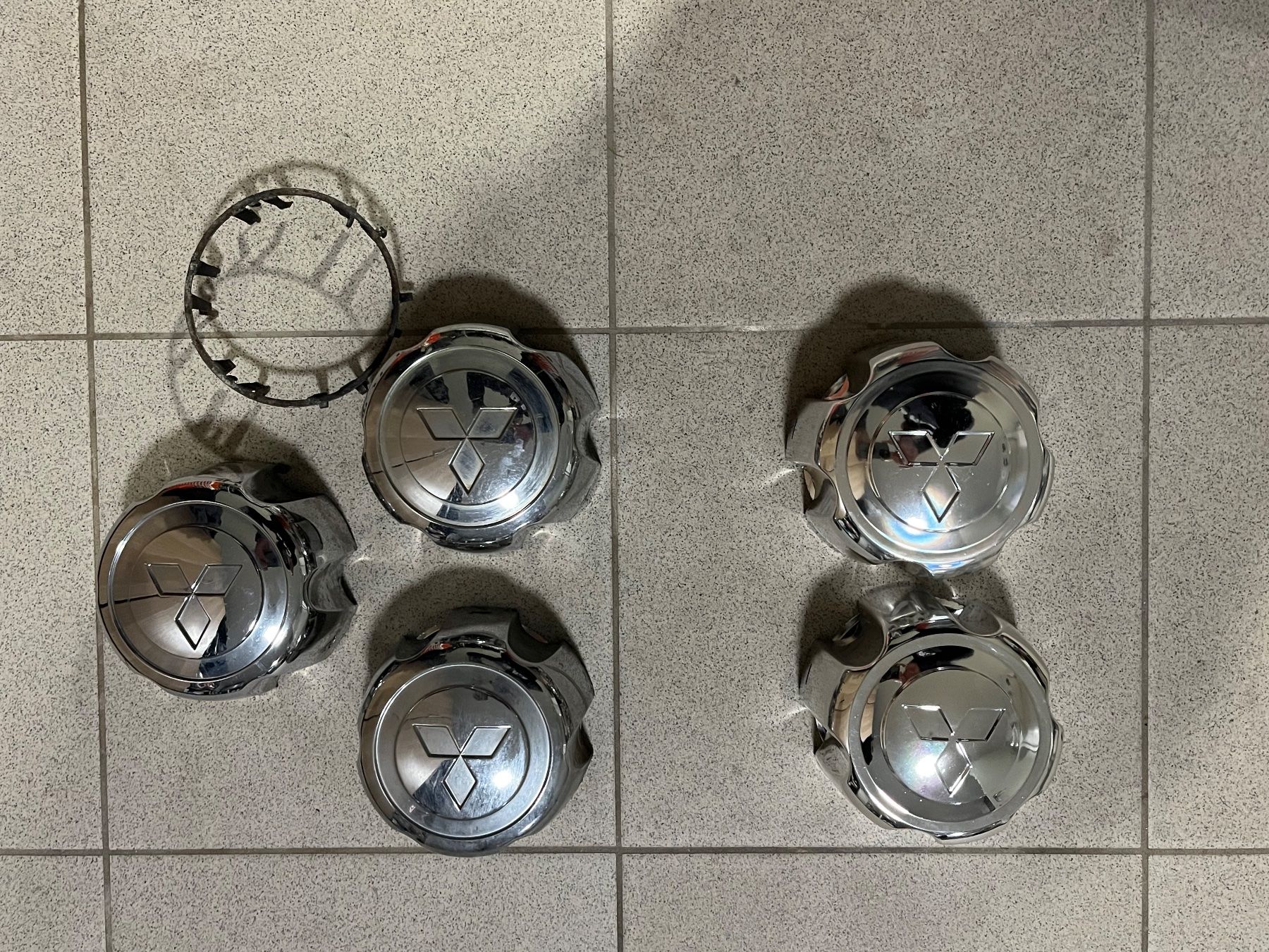 Mitsubishi Tutti pezzi di ricambio auto: Nabendeckel Mitsubisho Pajero – Usato da Frauenkappelen venduto da jensitiger77