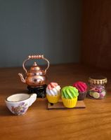  Cupcakes mit Zubehör fürs Puppenhaus / Maileg
