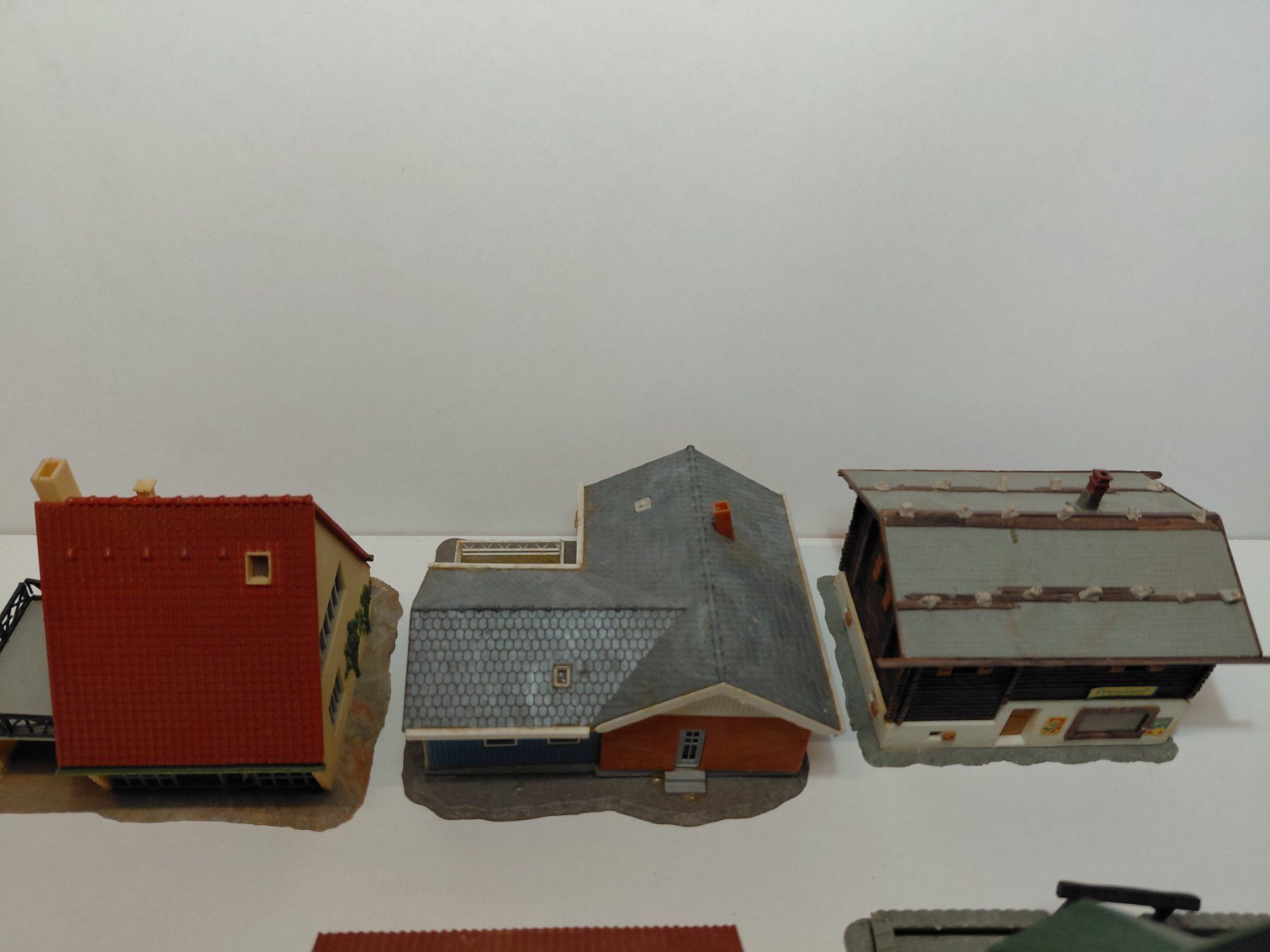 Modellini di ferrovie: Modellhaus-Set: 6 Stk. ländliche Häuser + Kirche, – Usato da Bern venduto da ascona43 4