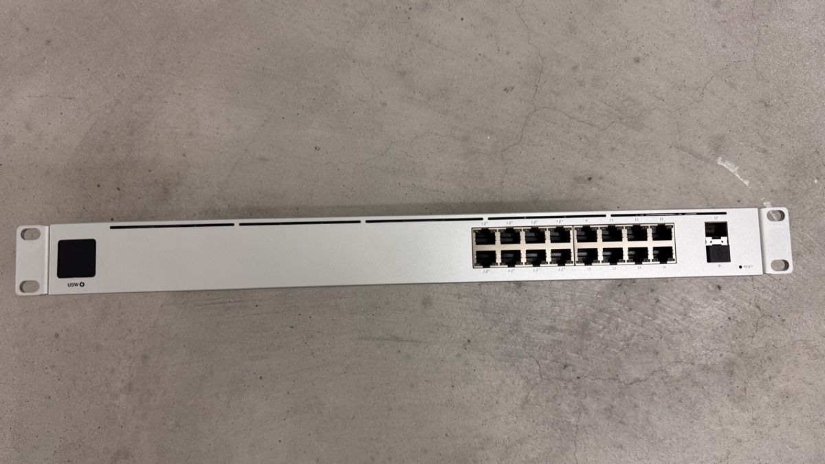 Ubiquiti Hub & Switch: Ubiquiti USW-16-POE Gen 2 – Usato da Triesen venduto da Honeybatcher