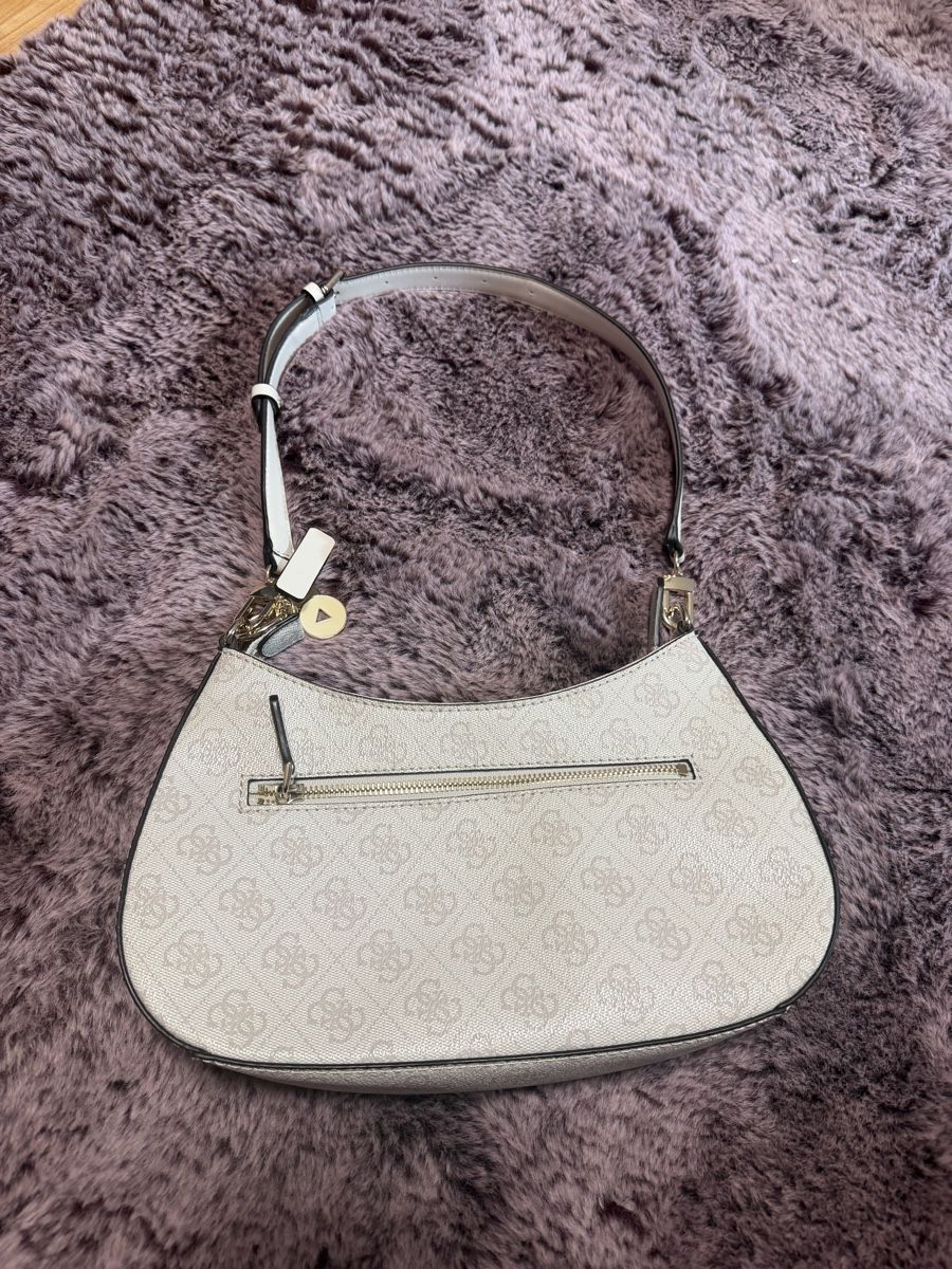 Guess Sacs femmes: Guess Handtasche neuwertig mit Muster hellgrau – D'occasion à Luzern par liv_bz2f 1