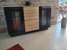 schönes Sidebord, 2 Glasvitrinen 4 Schubladen L136 T43 H85