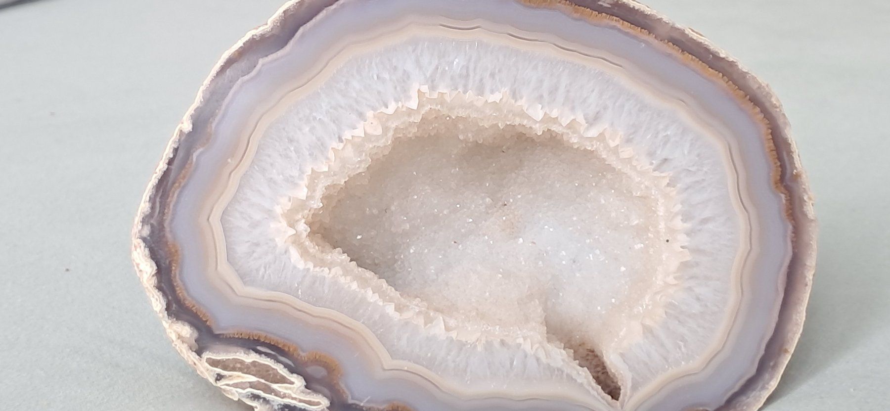 Minerali & Pietre curative: Weiss beige grauer Achat-Geode, 14.5 cm breit – Usato da Chur venduto da Okapi77