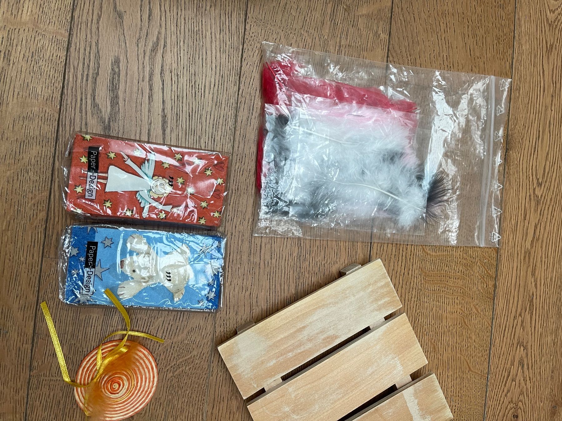 Kit bricolage: Bastelutensilien Steg, Federn, Hut – Usato da Bassersdorf venduto da Sandy456 1
