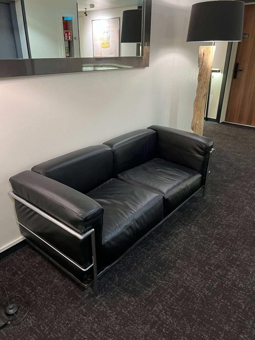 Sofas: Wunderschönes Replika LC2 2-Sitzer Sofa von Le Corbusier – Gebraucht aus Zürich von susanna09