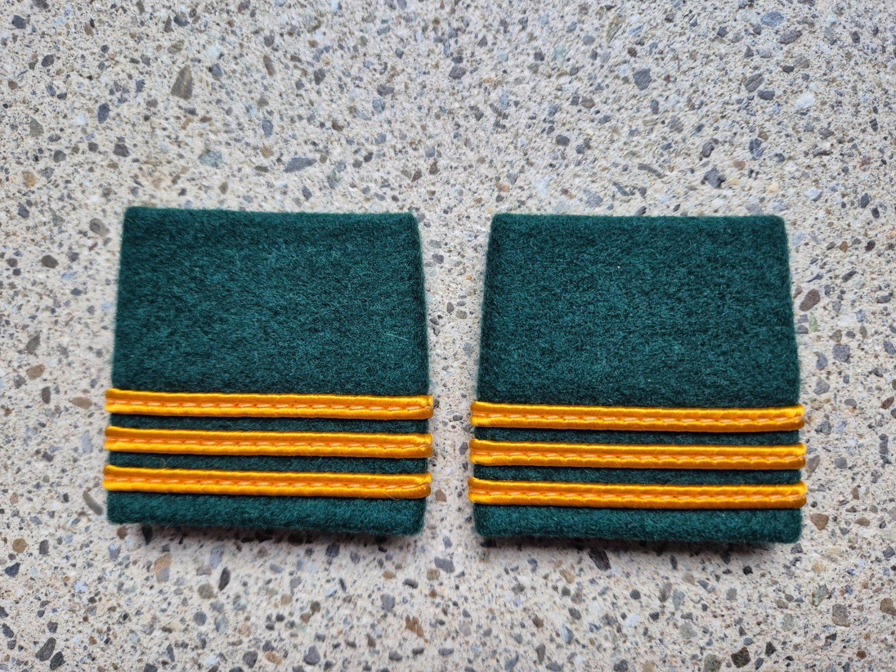 Schweizer Armee Placchette & Badge: *** Gradabzeichen Patten Set Hauptmann Infanterie *** – Nuovo e nell'imballaggio originale da Riedholz venduto da fr_sIruP