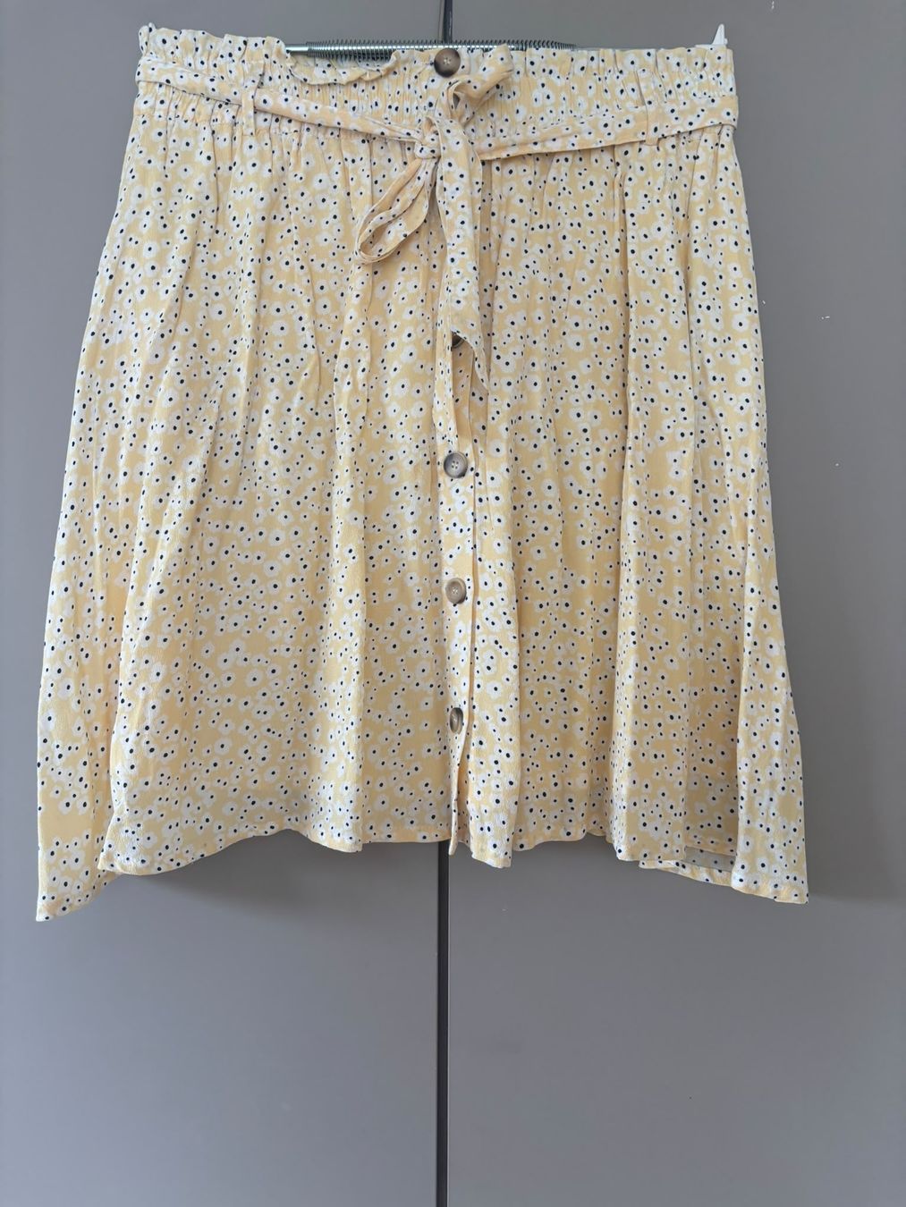 Gonne: Damen Rock mbyM hellgelb mit Blumenmuster, Grösse M  – Usato da Winterthur venduto da Liwe81