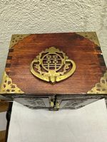KLEINER CHINESISCHER SCHRANK AUS HOLZ UND HARTSTEIN