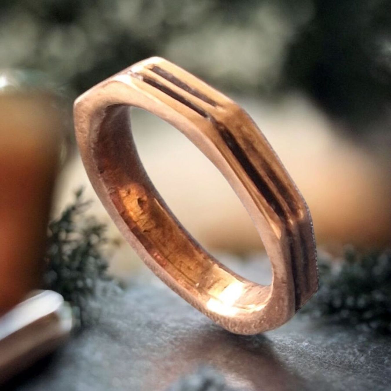 Anelli: Bronze-Ring achteckig, gerillt, Gr. 47.5 – Nuovo e nell'imballaggio originale da Aarau venduto da Schmuckhoehle_MD 2