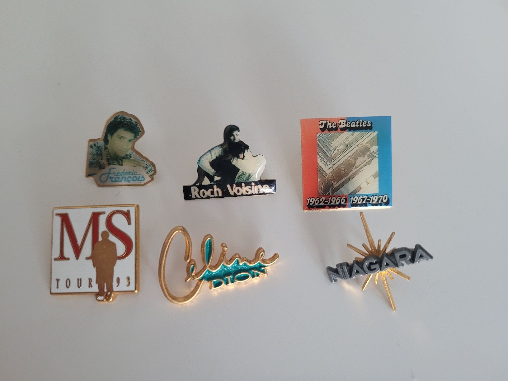 Placchette & Badge: Collection Pin's de chanteurs et spectacles – Usato da Morges venduto da PascRoch 1