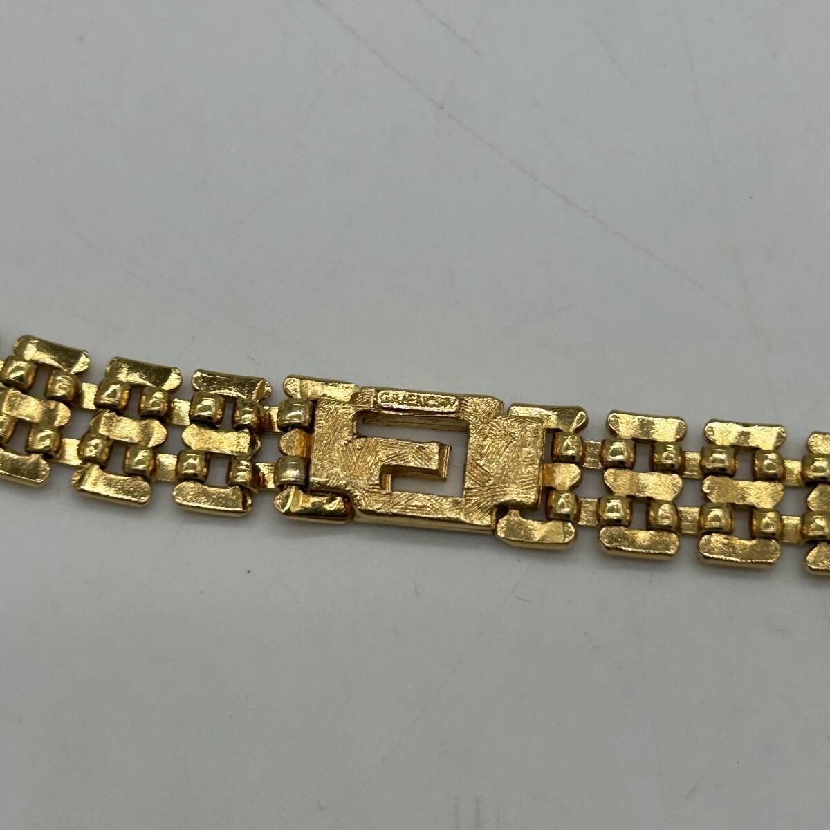 Givenchy Bracciali & Braccialetti: Givenchy Armband goldfarben mit Strass GG Logo – Usato da Winterthur venduto da Dejv 5