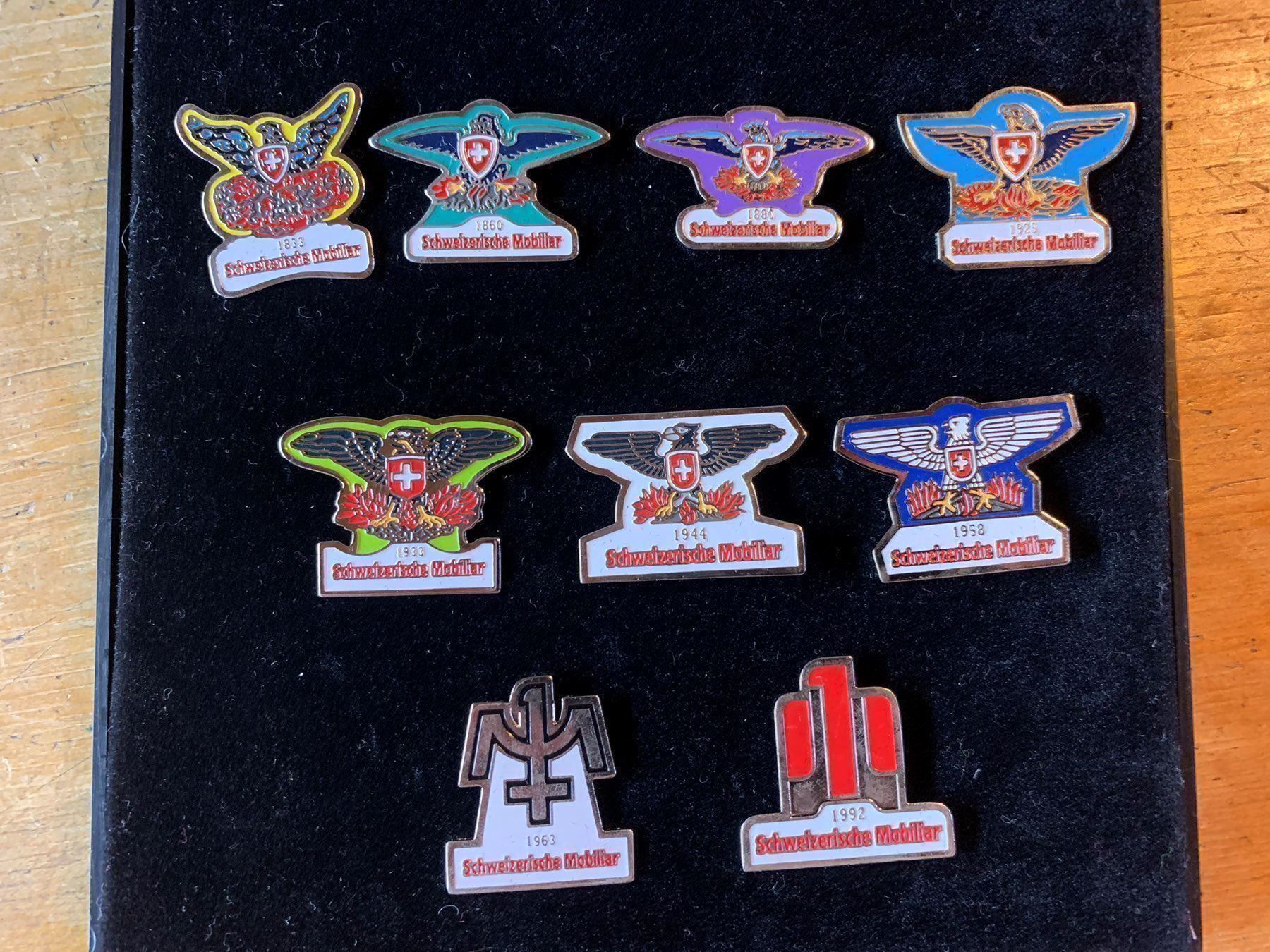 Placchette & Badge: Pin Set - Die Schweizerische Mobiliar – Nuovo e nell'imballaggio originale da Nidau venduto da feierabend_verkauf 2