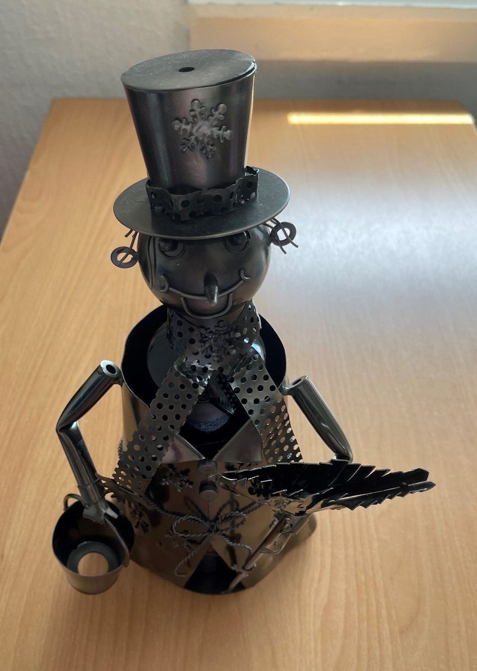 Tutte le decorazioni: Metallschneemann mit Rotweinflasche – Nuovo e nell'imballaggio originale da Basel venduto da Seifehuesli 1