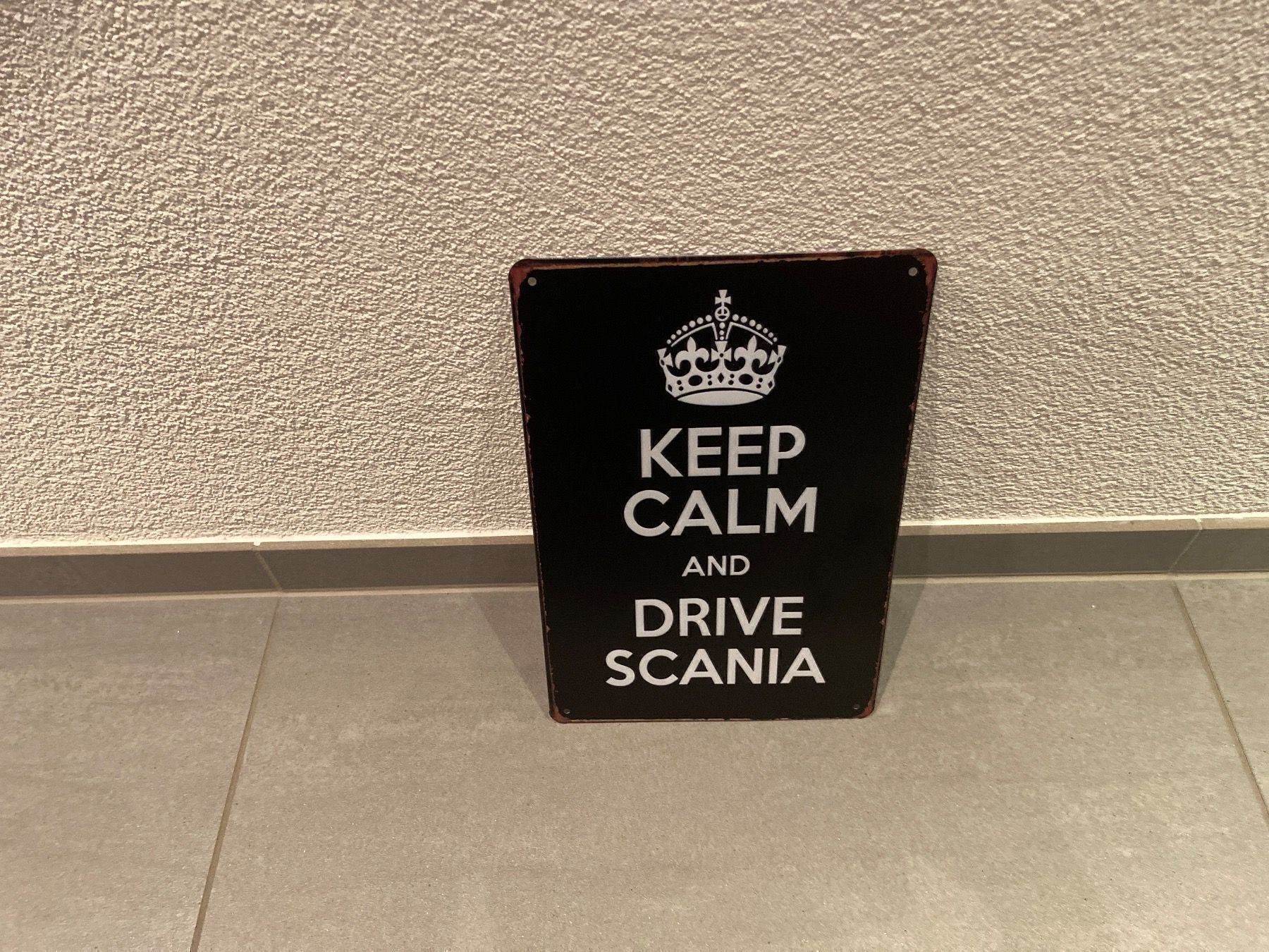 Insegne: SCANIA KEEP CALM Schild %%%NEU BLACK – Nuovo e nell'imballaggio originale da Seon venduto da Aaargauer01 6