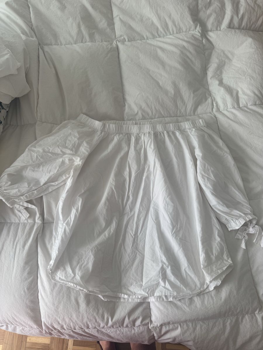 Tops: Haut épaules nues blanc taille M  – D'occasion à Genève par lejardindesvetements