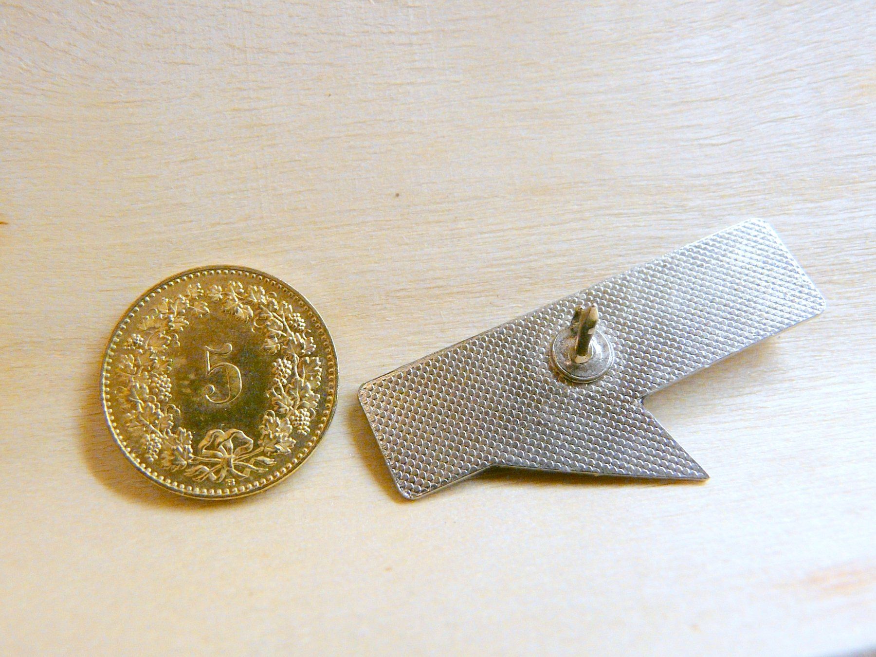 Placchette & Badge: ❗  GYX IT     +Versand Pin M11F.46 – Usato da Pully venduto da websurfer1 7